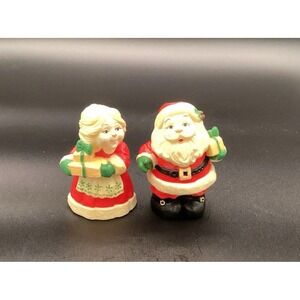 Vintage Hallmark Santa And Mrs Claus Salt And Pepper Shakers Collectible